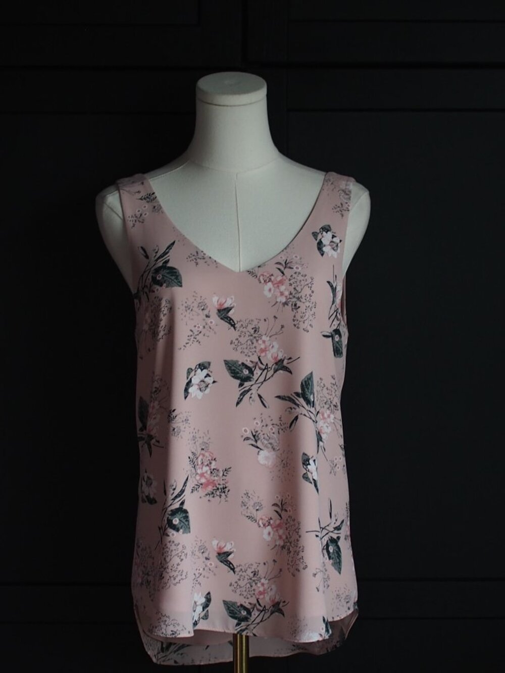 RW&CO. | Sleeveless Double V-Neck Printed Blouse